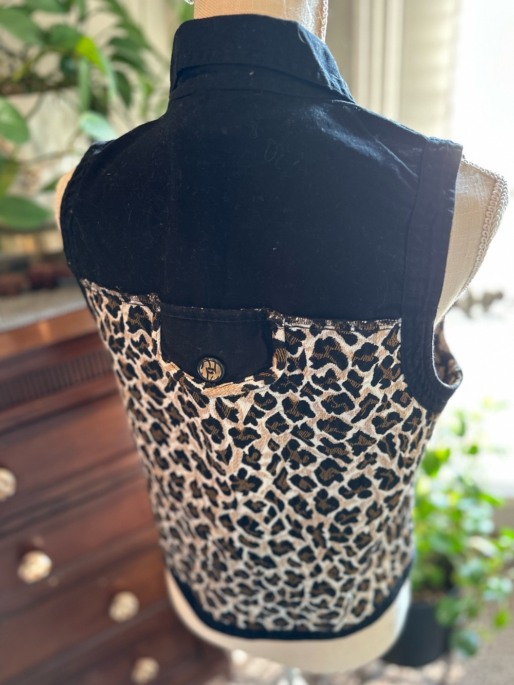 Vintage Sleeveless Leopard-Print Button Down Top in Black & Cream - Picture 4 of 11